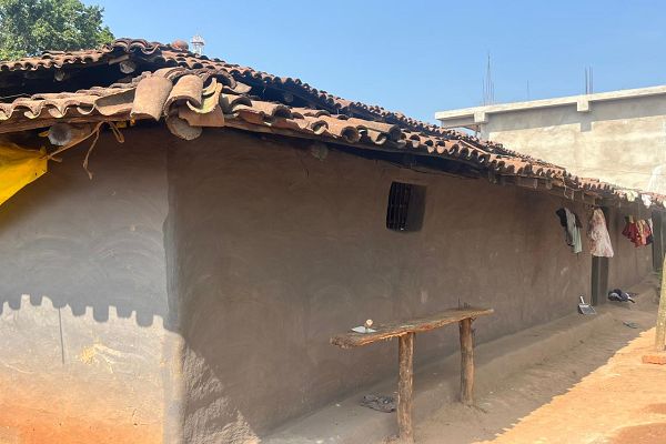  मिट्टी की झोपड़ी से पक्के घर तक : सन्ना गांव की महंती बेक की कहानी