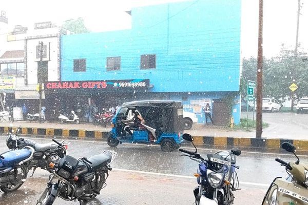 राजधानी के मौसम का मिज़ाज बिगड़ा: ठंड गायब, बारिश जारी...