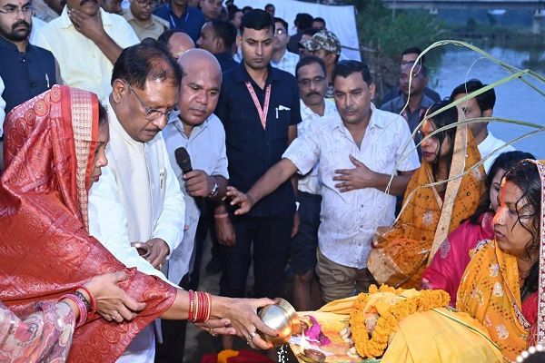 मुख्यमंत्री श्री साय ने जशपुर में दुलदुला छठ घाट में सूर्य को दिया अर्घ्य: प्रदेश की सुख-समृद्धि और खुशहाली की कामना की