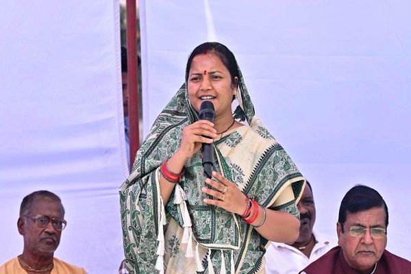 मंत्री श्रीमती लक्ष्मी राजवाड़े के प्रयासों से ग्रामीणों की मांग हुई पूरी
