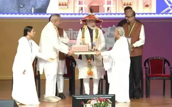 ब्रह्माकुमारी दीदियों ने पीएम मोदी को खुमड़ी पहनाकर किया स्वागत
