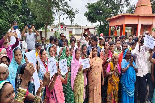 महामाया मंदिर की जमीन पर अवैध कब्जे को लेकर ग्रामीणों में आक्रोश