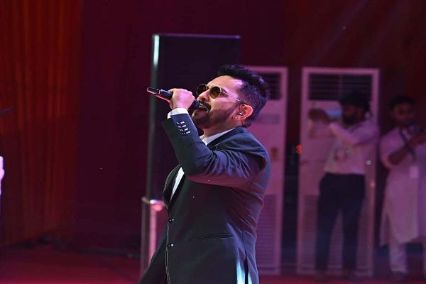 राज्योत्सव में बॉलीवुड के पार्श्व गायक आदित्य नारायण सहित छत्तीसगढ़ के कलाकारों ने बिखेरा रंग