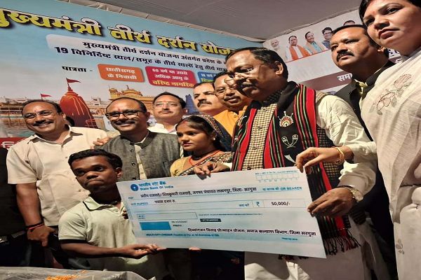 कृषि मंत्री श्री नेताम ने राज्योत्सव में 6 दिव्यांगजनों को सहायक उपकरण एवं आर्थिक सहायता प्रदान की