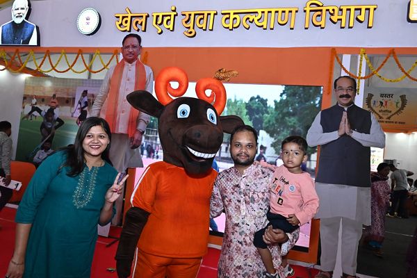  राज्योत्सव छत्तीसगढ़: : खेल और बस्तर ओलंपिक की मिल रही जानकारी खेल एवं युवा कल्याण विभाग के स्टॉल में