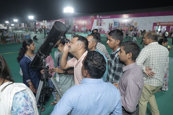 राज्योत्सव छत्तीसगढ़ : सूचना एवं प्रौद्योगिकी विभाग की झांकी में बच्चों की विशेष रुचि