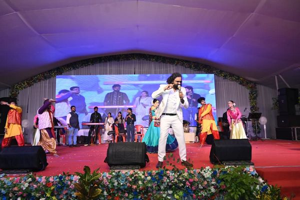 राज्योत्सव रजत जयंती के दूसरे दिन छाया छत्तीसगढ़ी गीत-संगीत का जादू, प्रसिद्ध गायक अनुराग शर्मा ने मधुर अवाज से मोहा दर्शकों का मन
