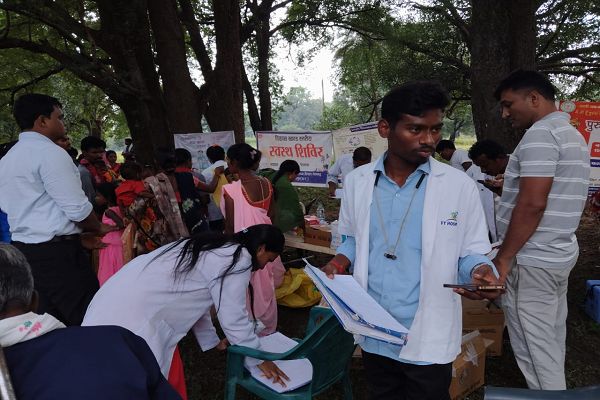 बीजापुर में विकास की दस्तकः धुर माओवाद प्रभावित क्षेत्र के सात गांवों में पहली बार लगा मेगा हेल्थ कैंप