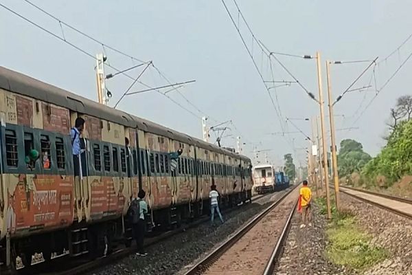 बिलासपुर मंडल में फिर लापरवाही: पैसंजर के आगे-पीछे खड़ी हो गई मालगाड़ी, यात्रियों में हड़कंप...
