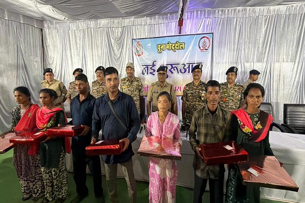 गरियाबंद में नक्सल मोर्चे पर सबसे बड़ी सफलता &mdash; चार महिला समेत 3 पुरुष नक्सलियों का आत्मसमर्पण