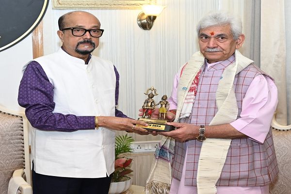  राज्यपाल श्री रमेन डेका से जम्मू-कश्मीर के उपराज्यपाल श्री मनोज सिन्हा ने की सौजन्य मुलाकात