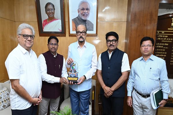 राज्यपाल श्री रमेन डेका से राज्य अनुसूचित जनजाति आयोग के अध्यक्ष श्री मंडावी ने सौजन्य मुलाकात की