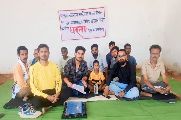  आदिवासी आश्रम भाटीगढ़ से बालक को निकाला : मैनपुर के युवा बैठे धरने पर  