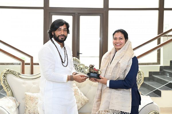 भारतीय महिला क्रिकेट टीम की फिजियोथैरेपिस्ट आकांक्षा सत्यवंशी ने की मंत्री एवं सतनामी समाज के गुरु खुशवंत साहेब से सौजन्य भेंट