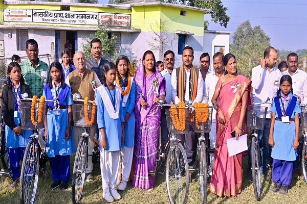 मंत्री श्रीमती लक्ष्मी राजवाड़े ने अजबनगर में सायकल वितरण कर विद्यार्थियों को किया प्रोत्साहित