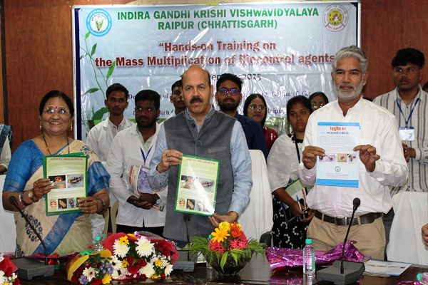 फसलों में बीमारियों के नियंत्रण के लिए जैव नियंत्रकों का उपयोग करें : डॉ. चंदेल