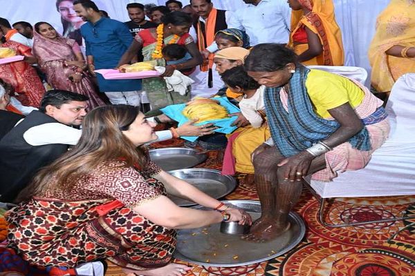 भावना बोहरा के प्रयास से 115 आदिवासियों की घर वापसी, पैर पखारकर स्वागत