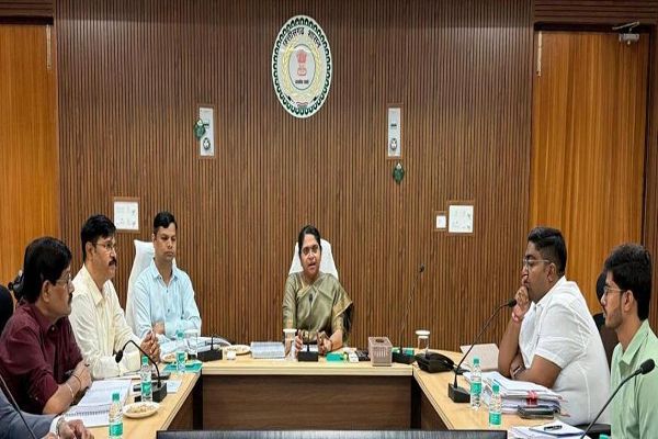 आबकारी विभाग की समीक्षा बैठक में अधिकारियों को राजस्व लक्ष्य प्राप्ति के निर्देश