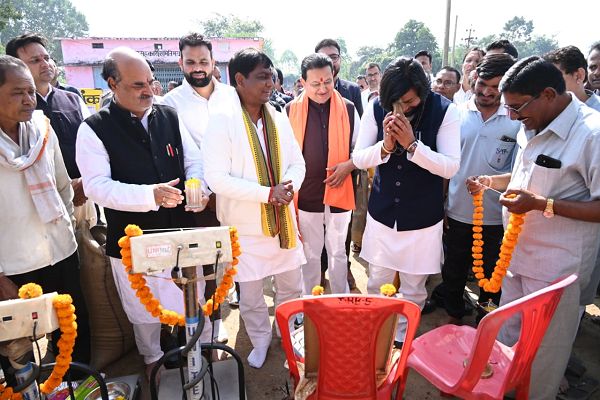  जिले मे आज से धान खरीदी शुरू, झालखम्हरिया केंद्र में कैबिनेट मंत्री श्री खुशवंत साहेब एवं विधायक द्वय श्री योगेश्वर राजू सिन्हा, एवं श्री संपत अग्रवाल की उपस्थिति में हुआ शुभारंभ