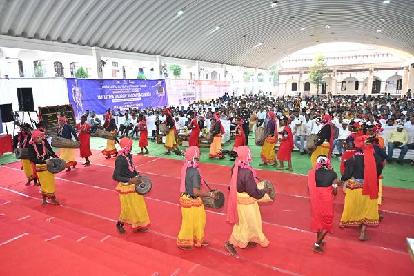 धरती आबा बिरसा मुंडा की 150वीं जयंती पर गूंजा जनजातीय गौरव&mdash;जिला स्तरीय कार्यक्रम में राजस्व मंत्री श्री वर्मा हुए शामिल
