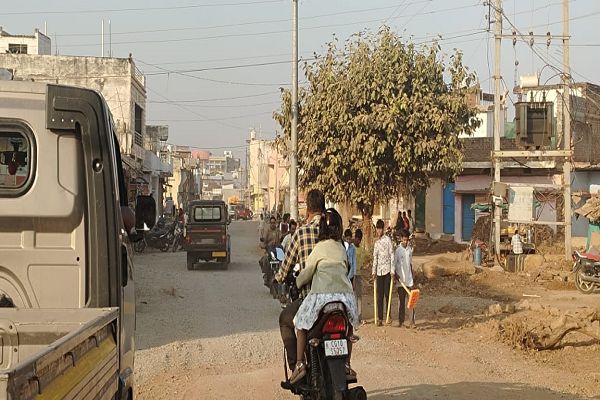  कवर्धा की सड़क बनी &lsquo;टॉर्चर ट्रैक&rsquo;! धूल, गिट्टी और अव्यवस्था से लोग बेहाल &ndash; ठेकेदार-विभाग की लापरवाही ने बनाया 4.20 किमी का &lsquo;खतरा कॉरिडोर&rsquo;