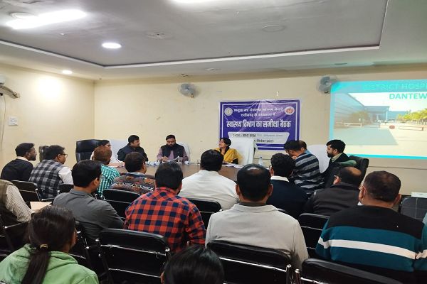 आयुक्त स्वास्थ्य सेवाएँ ने देर रात ली ज़िला अस्पताल दंतेवाड़ा के समस्त चिकित्सकों और कर्मचारियों की बैठक