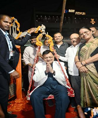 कोसाबाड़ी के सब्जी विके्रताओं ने उद्योग मंत्री व महापौर को तौला सब्जी व फल से, वेडिंग जोन की सौगात पर जताया आभार