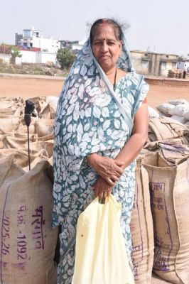 ग्राम मोखला की किसान श्रीमती किरण साहू धान की बिक्री के लिए पहुंची धान उपार्जन केन्द्र भर्रेगांव