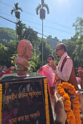 राज्यपाल श्री डेका ने खैरागढ़ विश्वविद्यालय में निर्मित असम के प्रसिद्ध साहित्यकार के कांस्य प्रतिमा का किया अनावरण