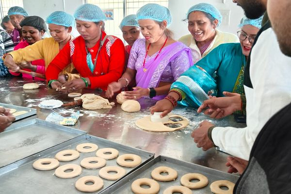 एनआईएफटीईएम ने दिया मोटे अनाज से बेकरी उत्पाद निर्माण का जशपुर में प्रशिक्षण