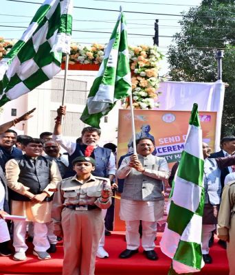 रायपुर : मुख्यमंत्री श्री विष्णुदेव साय ने यूनिटी मार्च के लिए राज्य के 68 युवाओं के दल को हरी झंडी दिखाकर किया रवाना