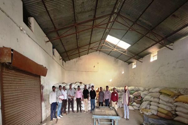 अवैध रूप से भंडारित 450 कट्टा धान जब्त