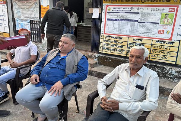 पर्यटन मंत्री श्री राजेश अग्रवाल ने किया धान खरीदी केन्द्र डांडगांव का निरीक्षण