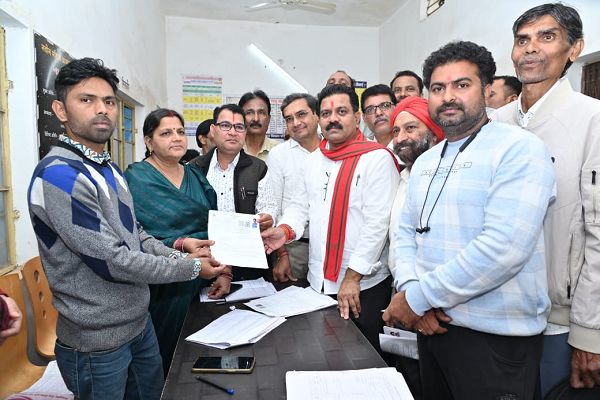 उपमुख्यमंत्री ने मतदान केंद्र पहुंचकर भरा अपना एसआईआर का फॉर्म