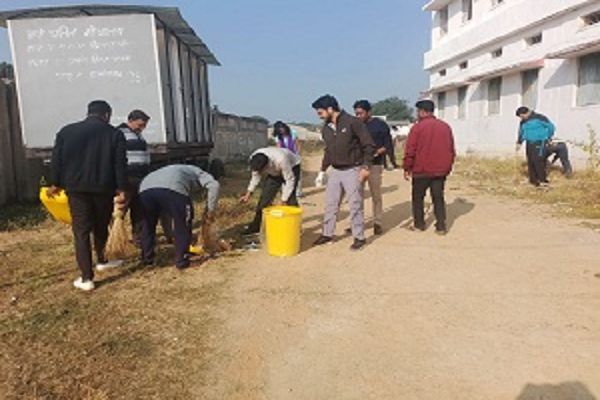 जनपद कार्यालय दुलदुला में स्वच्छता श्रमदान का हुआ आयोजन