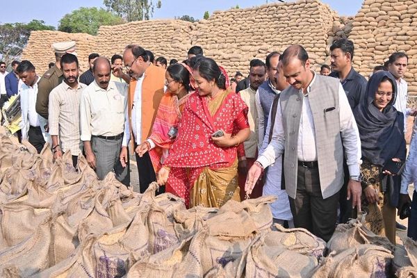 मंत्री श्रीमती लक्ष्मी राजवाड़े ने भटगांव विधानसभा के शिवप्रसाद नगर धान खरीदी केंद्र का किया निरीक्षण