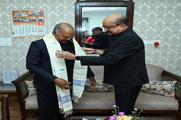 भारत के पूर्व राष्ट्रपति श्री रामनाथ कोविंद के लोकभवन आगमन पर राज्यपाल श्री डेका ने आत्मीय स्वागत किया