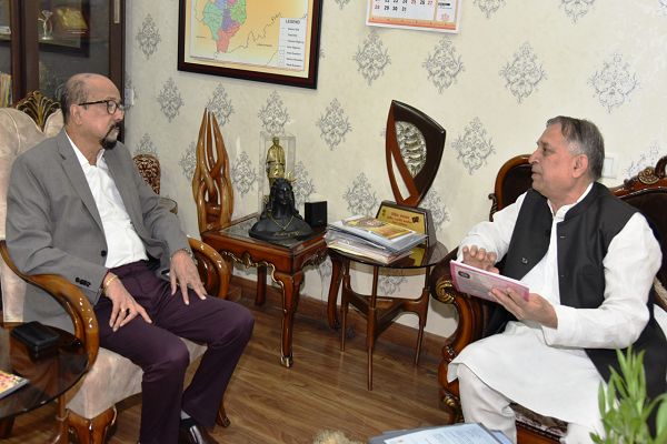 राज्यपाल श्री डेका से छत्तीसगढ़ दिव्यांगजन, वित्त एवं विकास निगम के अध्यक्ष श्री कावड़िया ने की भेंट