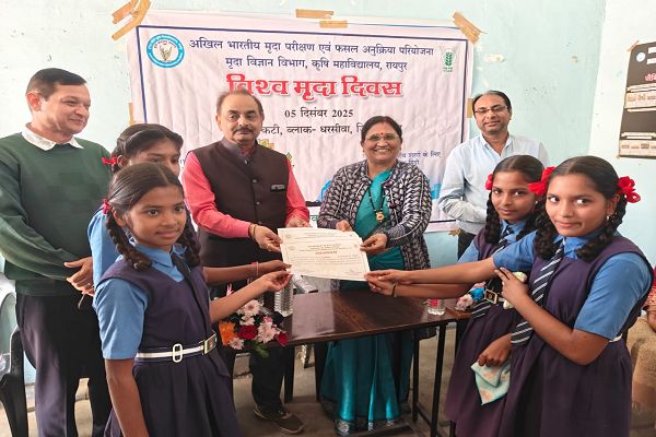 विश्व मृदा दिवस पर नकटी गाँव में किसानों को मिला मिट्टी की सेहत का संदेश