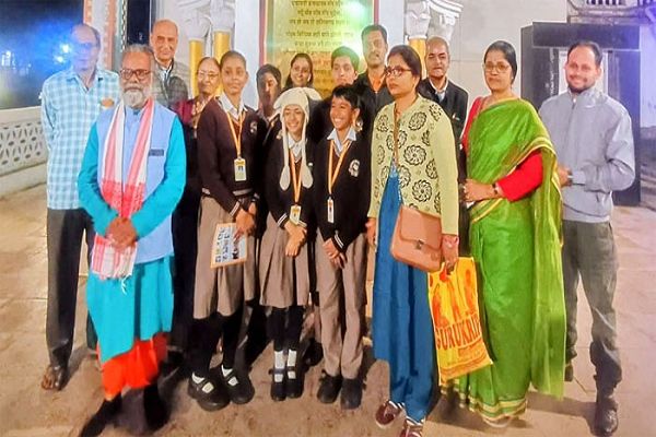 छत्तीसगढ़ महतारी की आरती ने रचा माहौल, विद्यार्थियों ने बहाई भक्ति की धारा