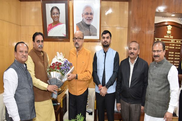 राज्यपाल श्री रमेन डेका से विधायक श्री मूणत ने सौजन्य भेंट की