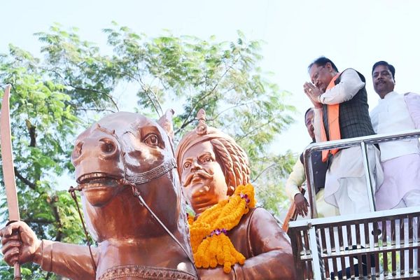 मुख्यमंत्री श्री विष्णुदेव साय ने जयस्तंभ चौक में किया शहीद वीर नारायण सिंह के त्याग और संघर्ष का स्मरण