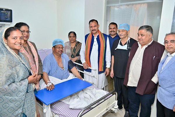 पर्यटन एवं संस्कृति मंत्री श्री राजेश अग्रवाल ने निजी अस्पताल में लुंड्रा विधायक श्री प्रबोध मिंज से भेंट कर उनका कुशलक्षेम जाना एवं उनके शीघ्र स्वस्थ होने की कामना की