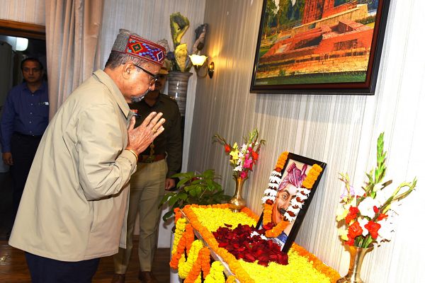 राज्यपाल ने शहीद वीर नारायण सिंह को दी श्रद्धांजलि