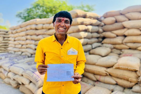  धान खरीदी केंद्र में सुगम और पारदर्शी व्यवस्था से किसान आसानी से बेच रहे धान