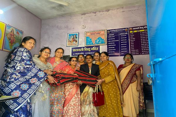  दिगम्बर जैन महिला मंडल ने किया शाला शुल्क एवं सामग्री का वितरण
