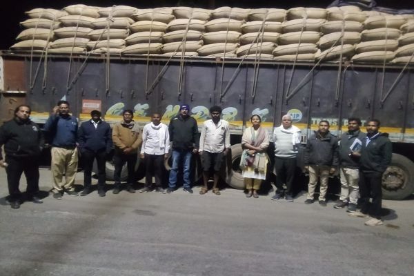  चिल्पी चेकपोस्ट पर पकड़ी गई अवैध धान की खेप, ट्रक से 336 क्विंटल धान जप्त