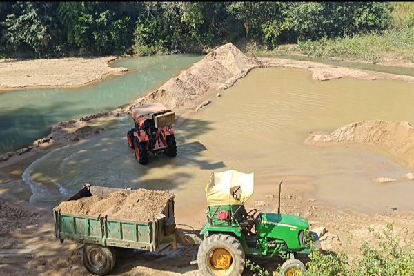 पीएम आवास के नाम रेत का अवैध उत्खनन धड़ल्ले से जारी : शिकायत के बाद भी कार्यवाही शून्य, मिली भगत से फलता फूलता कारोबार