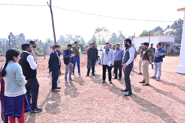 राष्ट्रपति श्रीमती द्रौपदी मुर्मू के प्रस्तावित आगमन की तैयारी के संबंध में कलेक्टर एवं एसएसपी ने आगडीह का किया निरीक्षण    