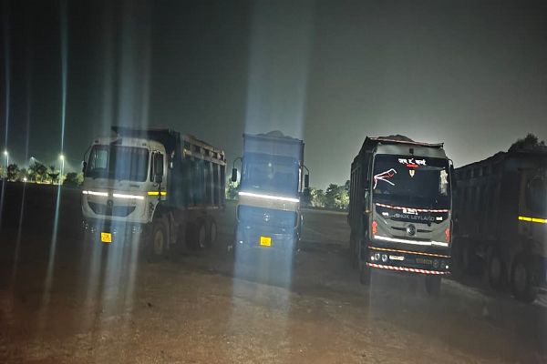 रातभर नाकेबंदी कर खनिज विभाग ने 8 हाईवा किए जब्त